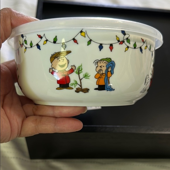 Peanuts Christmas Bowl with‎ Lid - Picture 2 of 6